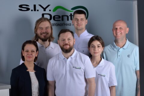 <p><b>Клініка цифрової стоматології –</b> <strong>S.I.Y. Dental</strong>, власником та головним лікарем якої являється Савчук Ігор Юрійович, відкрилася в серпні 2013 року за адресою м.Київ, проспект Лобановського (Червонозоряний) 4-В. В даний час в нашій клініці надаються послуги терапевтичної, хірургічної, ортопедичної стоматології, імплантації, ортодонтії та пародонтології.</p>
<p>Ми надаємо всі види стоматологічної допомоги, але все ж основна спрямованість нашої роботи – це імплантація і подальше протезування на імплантатах за допомогою інноваційних CAD/CAM технологій.</p>
<p>В основі нашої діяльності лежать певні принципи: індивідуальний підхід і високий рівень обслуговування, використання виключно одноразових витратних матеріалів, сучасного лікувального та діагностичного обладнання та високоякісних матеріалів відомих світових виробників, а також застосування ефективних методів лікування. У нашій клініці використовуються сучасні цифрові технології, що забезпечують бездоганну точність і якість.</p>
<p>Ми знаємо, що стоматологічне лікування може бути безболісним, і готові переконати Вас в цьому!</p>
