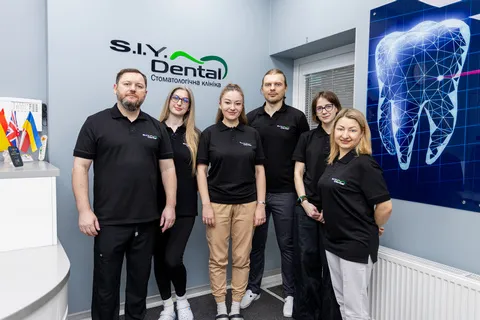 <p><b>Клініка цифрової стоматології –</b> <strong>S.I.Y. Dental</strong>, власником та головним лікарем якої являється Савчук Ігор Юрійович, відкрилася в серпні 2013 року за адресою м.Київ, проспект Лобановського (Червонозоряний) 4-В. В даний час в нашій клініці надаються послуги терапевтичної, хірургічної, ортопедичної стоматології, імплантації, ортодонтії та пародонтології.</p>
<p>Ми надаємо всі види стоматологічної допомоги, але все ж основна спрямованість нашої роботи – це імплантація і подальше протезування на імплантатах за допомогою інноваційних CAD/CAM технологій.</p>
<p>В основі нашої діяльності лежать певні принципи: індивідуальний підхід і високий рівень обслуговування, використання виключно одноразових витратних матеріалів, сучасного лікувального та діагностичного обладнання та високоякісних матеріалів відомих світових виробників, а також застосування ефективних методів лікування. У нашій клініці використовуються сучасні цифрові технології, що забезпечують бездоганну точність і якість.</p>
<p>Ми знаємо, що стоматологічне лікування може бути безболісним, і готові переконати Вас в цьому!</p>
